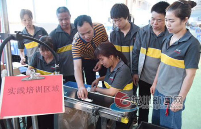 江西佰仕通电子科技有限公司联合南丰县人才服务就业局举行对贫困户进行岗前技能培训